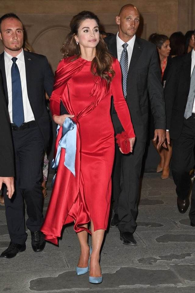 约旦王后穿高跟鞋:逆天大长腿实力抢镜，气质不输凯特!