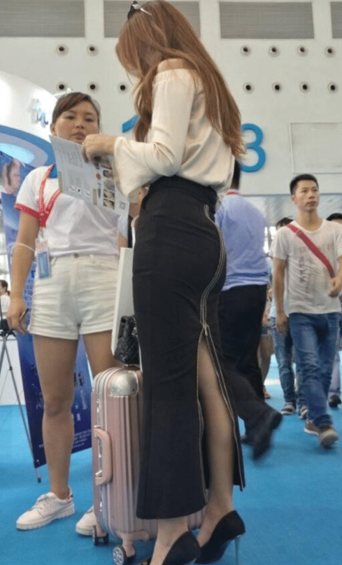 「美女」美女的这条半身裙走到哪里都是焦点吧?