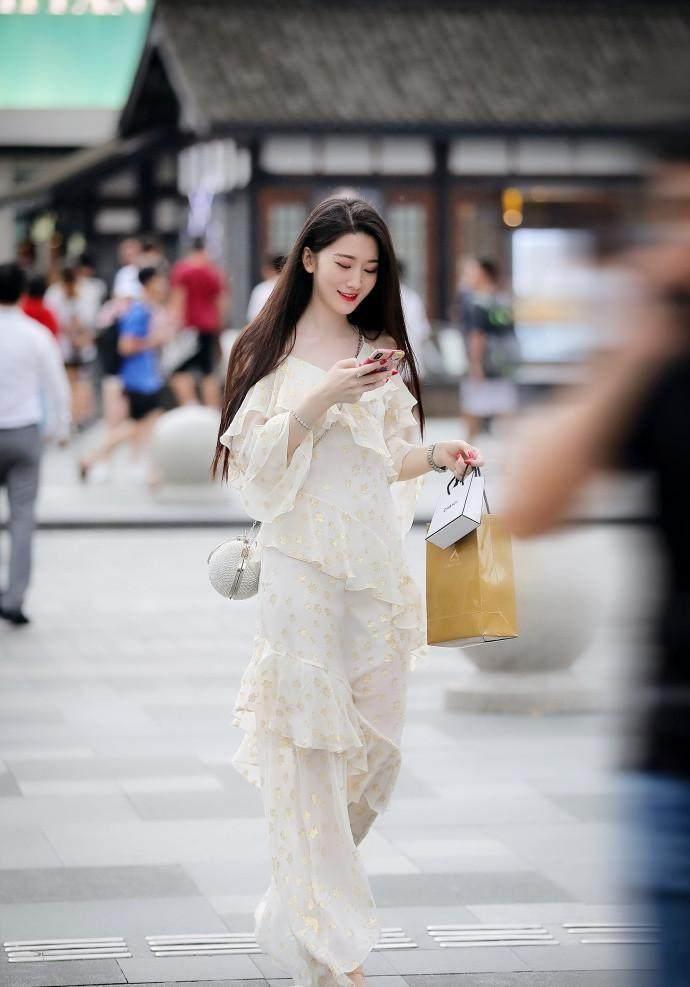 街拍：美女白色吊带上衣白色牛仔热裤，美腿又白又长很好看！