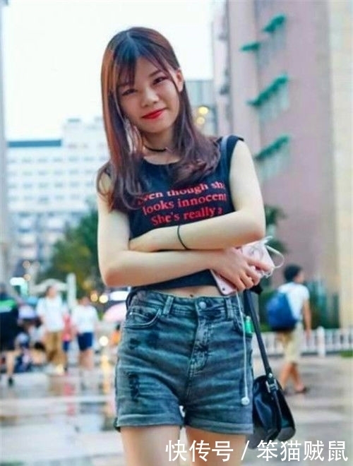 『带笑』街拍：美女白色穿修身短裙，身姿曼妙，眉眼带笑