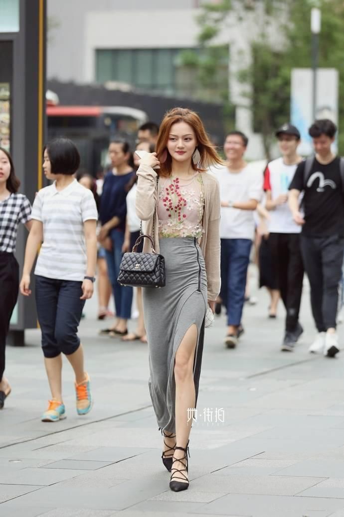 成都街拍丨同样好身材的闺蜜，走在路上一定是回头率爆表吧。