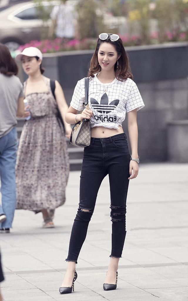 美女一身白色休闲套装，气质优雅身材高挑，大街上独特的风景!