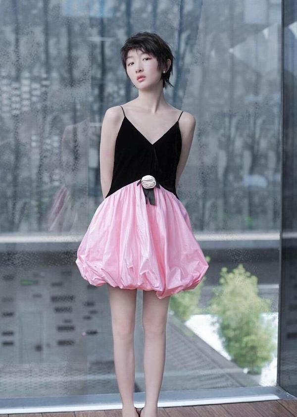 周冬雨这本短发教科书也出Bug了？竟然连她都不知道…….