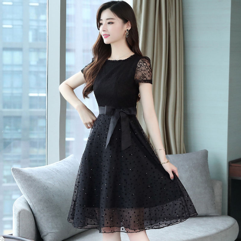 赫本裙不流行了!今秋小姐姐流行穿“镂空裙，性感时髦，年轻十岁