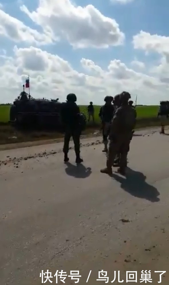 【美军】美军又在叙利亚搞事情,故意设路卡,结果绕道俄军车辆陷泥地出糗