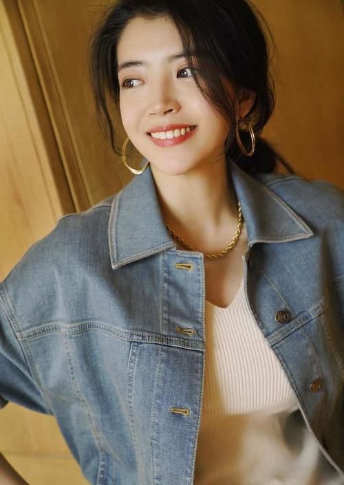  『萝卜』三木博主舒适自在的春装穿搭，针织衫搭配萝卜休闲裤，轻松减龄