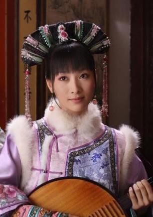 《甄嬛传》中留了刘海的各位“娘娘”，华妃皇后变软萌，只有她美