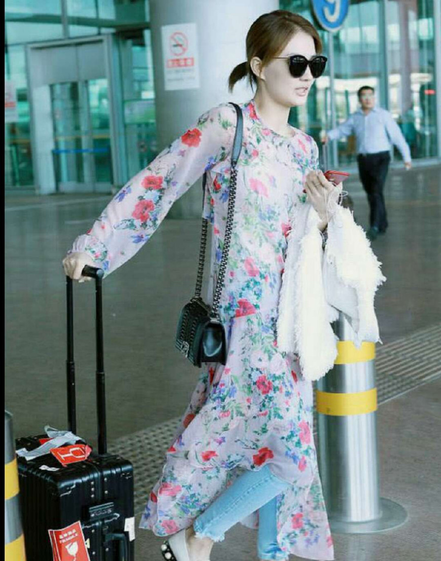 徐璐现在这是怎么了？在机场中穿了一身大妈的裙子！