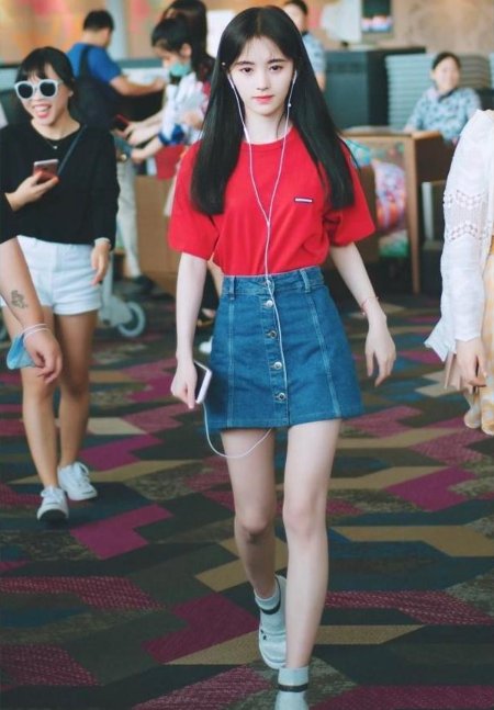 冉莹颖和五千年美女同穿红色T恤，才见识到女人和女孩的差距有多