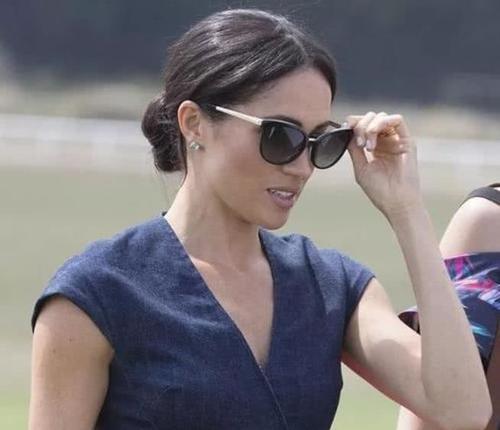 梅根王妃一个月后再次亮相,双腿变得纤细,越来越有王妃范