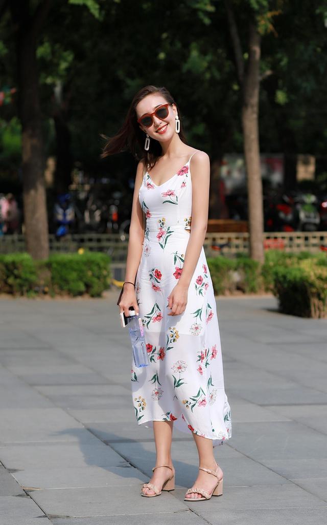  尽显|街拍：身穿白色上衣配短裙美少女，肌肤如玉，尽显低调冷艳的美