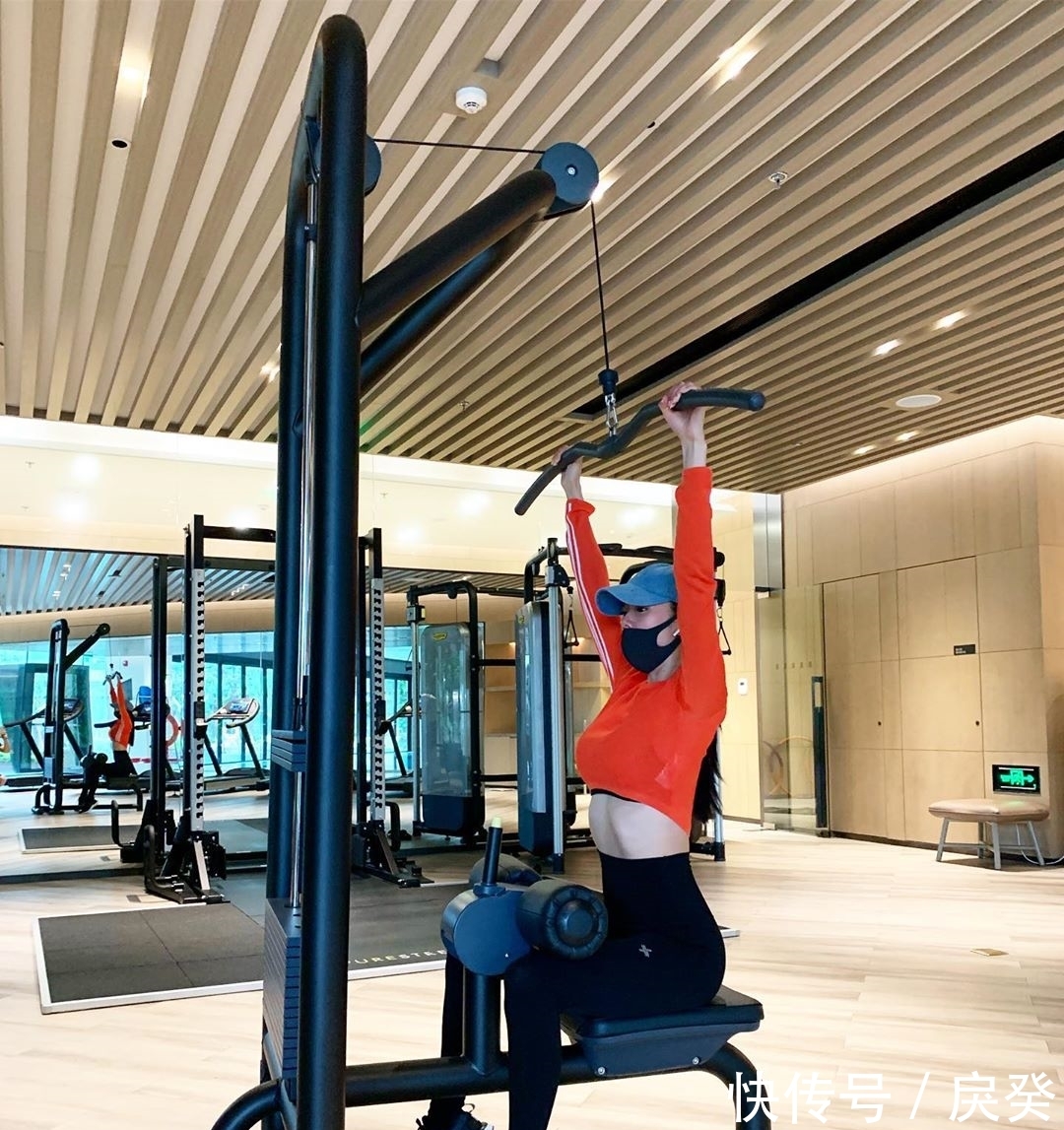 韩国美女李成敏克拉拉,近日健身房私拍视频泄露.