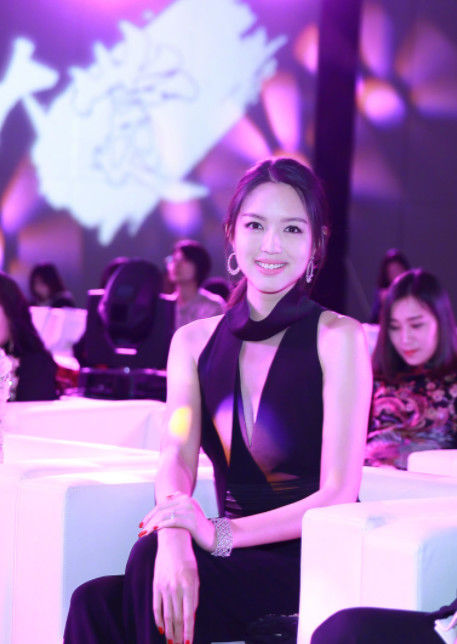 有这高学历却跑去当模特，被外媒称最美亚洲人!如今嫁了普通白领