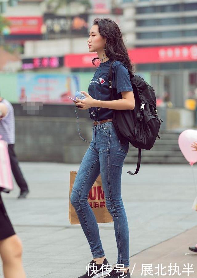  气质：路人街拍，小姐姐十分漂亮，穿绿色的连衣裙很显高贵气质