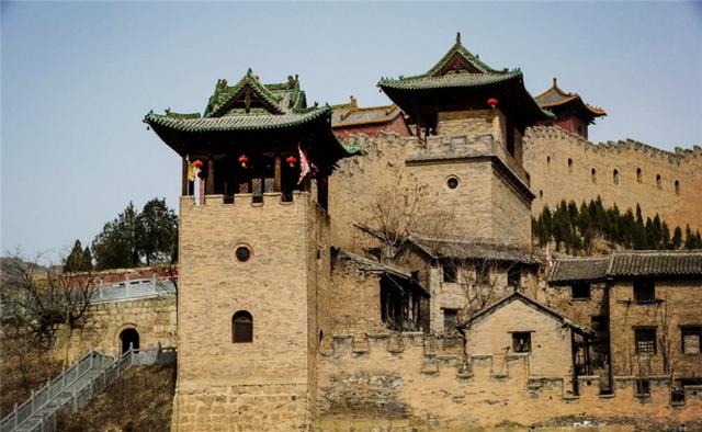 山西有座蜂窝式古城堡，用蛋清与糯米砌墙，过去只有几十户人家