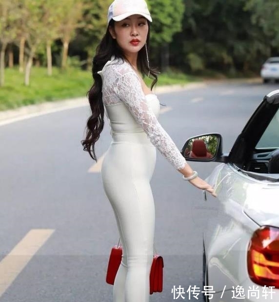 # 底裤#一颦一笑之间流露出说不出的风韵，杨柳细腰的打底裤美女
