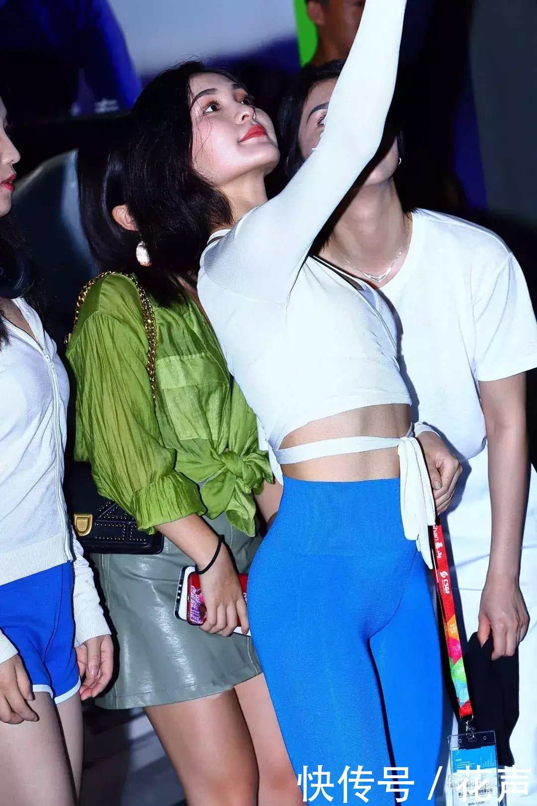 一群性感的紧身裤美女聚在一起，超养眼！