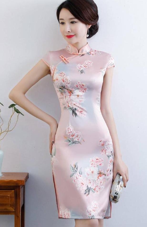 妩媚动人的是旗袍，还是美人？