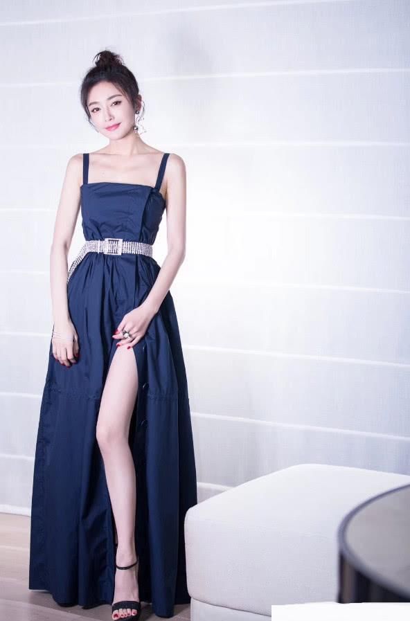 秦岚变性感模特儿，穿一条黑裙透视到大腿，“皇后”反差太大了！
