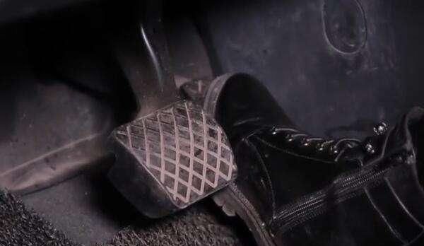 为什么踩油门要“一踩一松”？老司机告诉你，原来大有门道