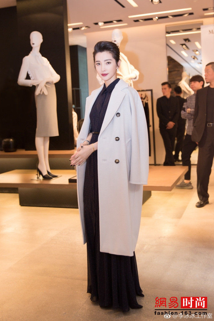 45岁李冰冰玩湿发诱惑 穿深V扮性感秀曲线