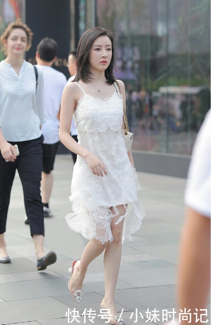 『打扮』街拍:有这么好的气质了, 还打扮的像“仙女”一样, 是嫌自己还不够美?