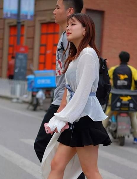 #气质#养眼女神街拍:姿色天然的美女,一条白色的一字肩连衣裙,时尚女神气质美