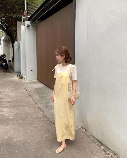  叠穿在一起@吊带裙的多种搭配技巧，照着这几款去穿，让你拥有女性魅力