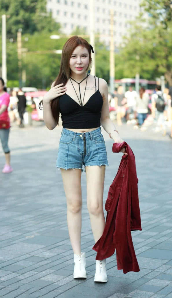 时尚女郎穿黑色吊带裹出肉感饱满的上围曲线，身材火辣让人看花了