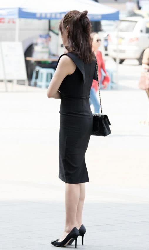 气质小姐姐黑色深V紧身包臀裙裹住小巧好身材，迈不开步子的样子