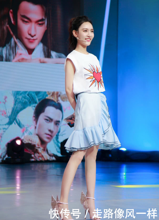 孙骁骁的衣服也太透了,里面的黑色都看到了,网