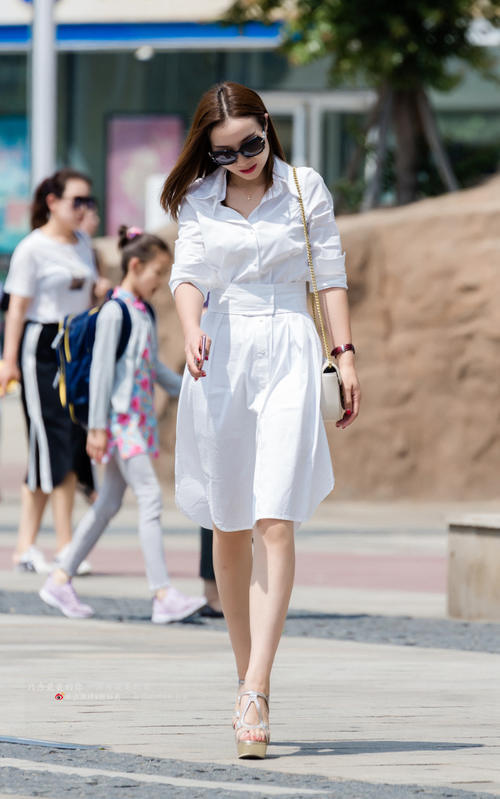 路人街拍，除了优雅，我想不出别的词形容你