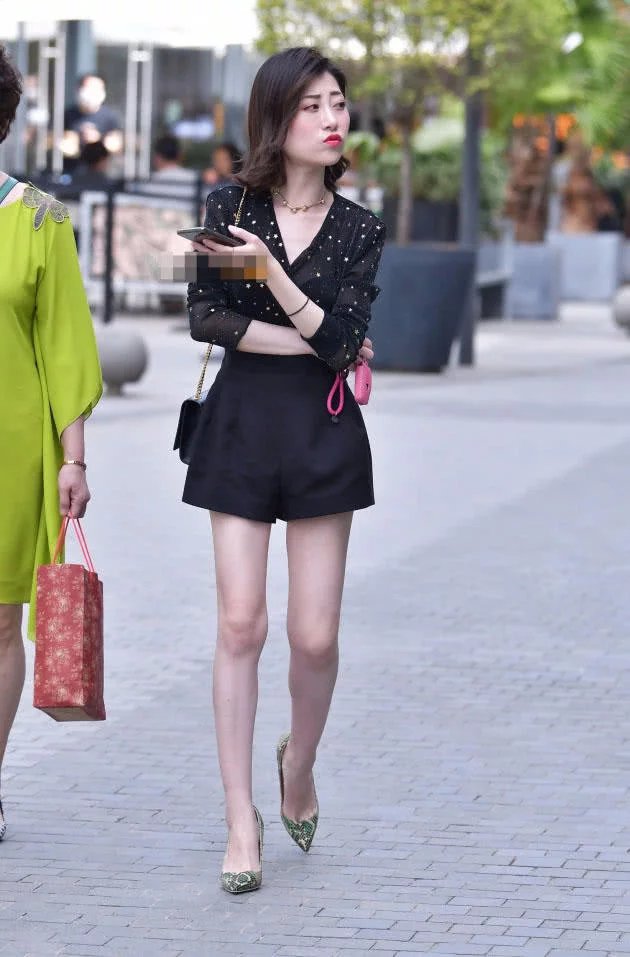 娇美小姐姐小短裤勾勒完美曲线，大秀修长美腿，这纺纱上衣有点透