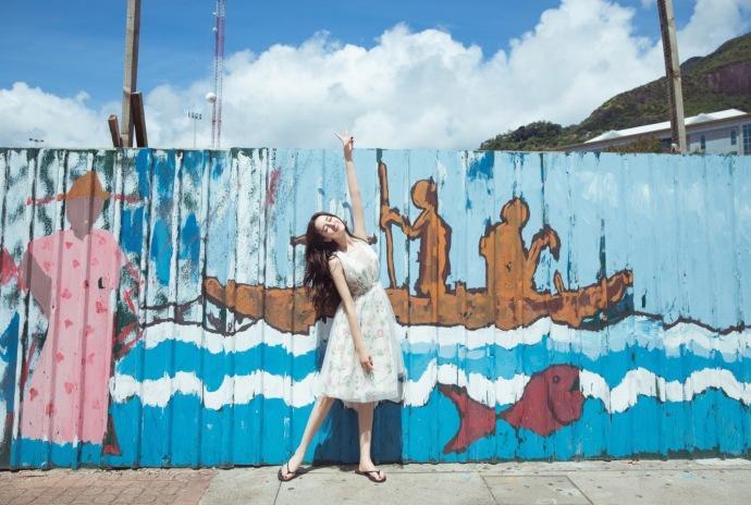 迪丽热巴最新近照, 在浴缸上穿T恤秀翘臀美腿, 网友: 让我多看一