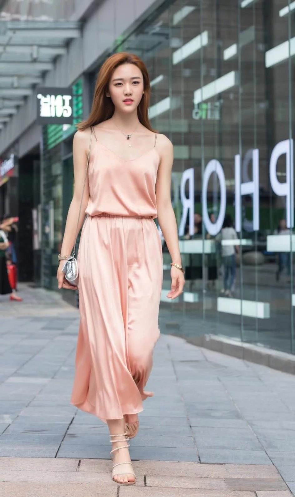 娇美的吊带裙小姐姐，长相甜美，皮肤白皙，走路的样子很霸道