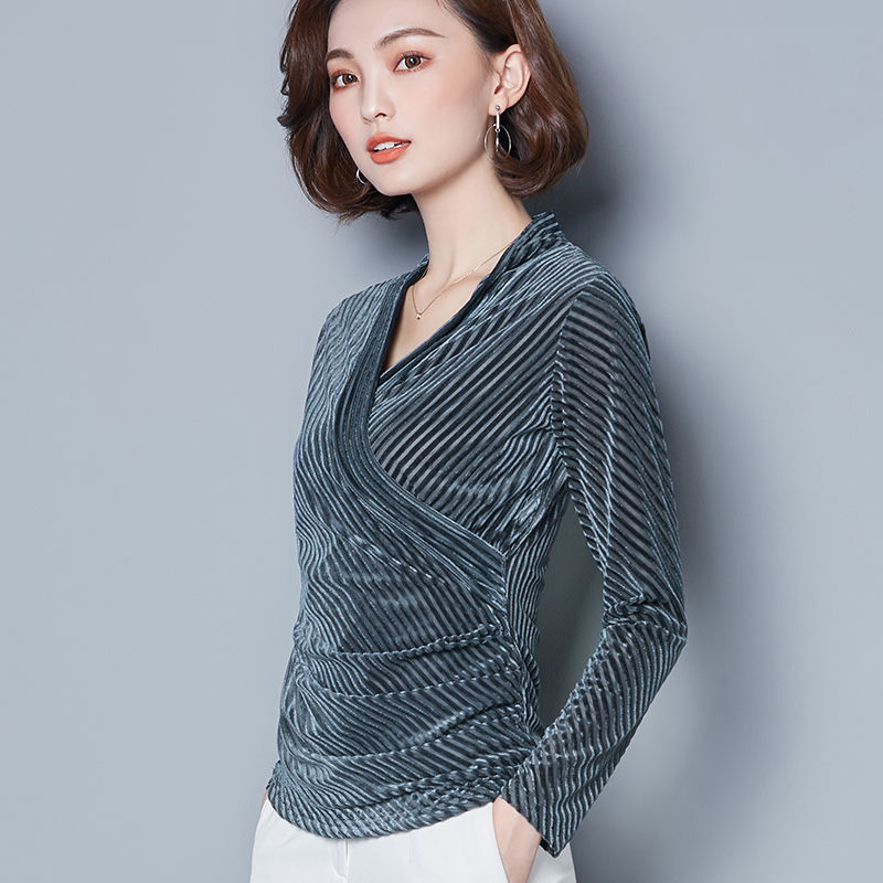 国庆出游，少穿裙，穿这样的小衫，搭黑裤子，四五十岁女人也美翻