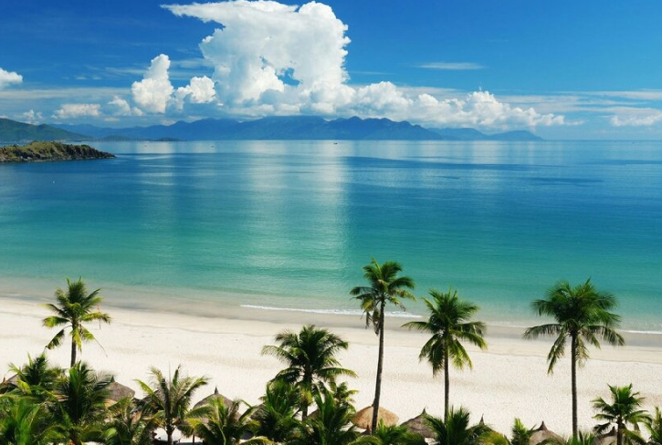 爱拍照的美女游芽庄海滩，一件镂空吊带裙，散发出与众不同的美