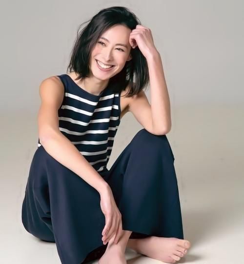 梁洛施复出，时尚写真演绎大气独立女人范，30岁依然气质非凡