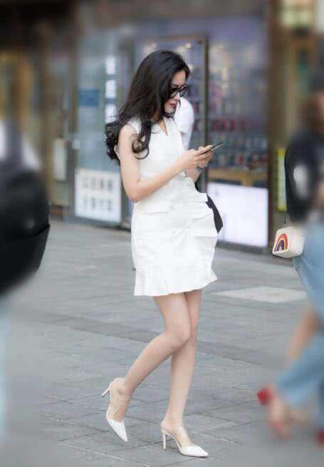 高挑又标致的紧身裙小姐姐，玲珑婀娜的身姿十分抢眼！