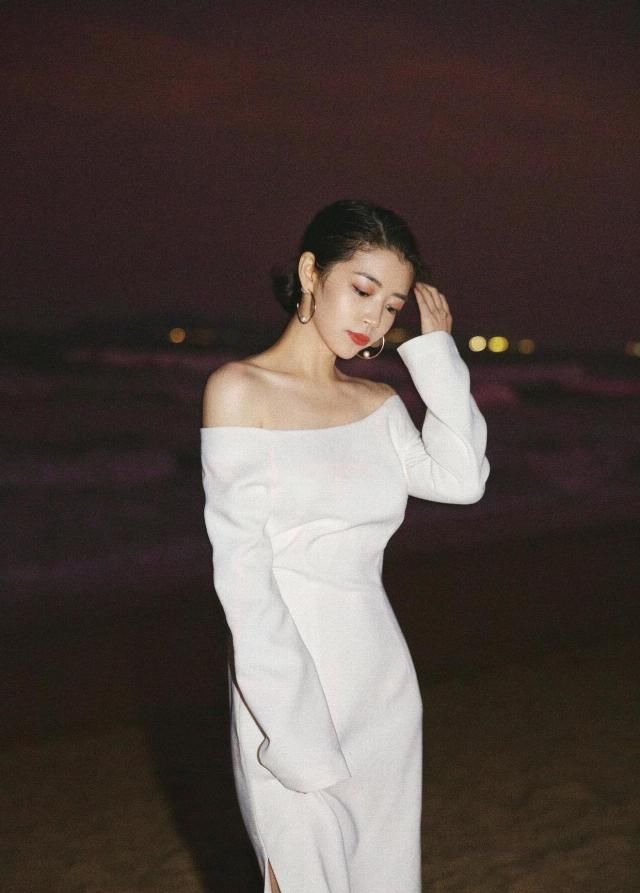  『看上去更加』“女神时尚博主”平时的穿衣搭配，淡绿色衬衣配乳白色花纹锥形裤，高級空气