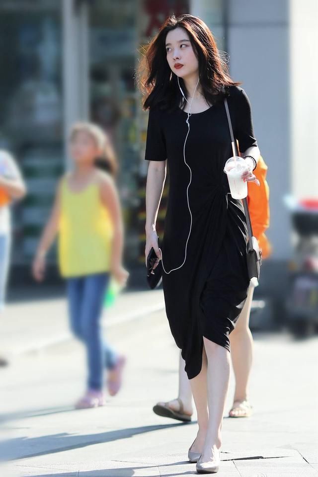 皮皮虾街拍 “天鹅颈”美女 极品大长腿 真是一道难得的靓丽风景