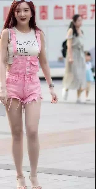 清纯小姐姐身材粉色背带裤，大秀一双迷人的大长腿十分性感