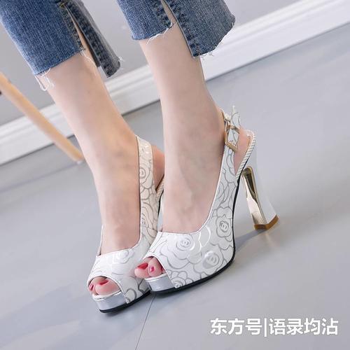 具有十足女王范，女王不只有“恨天高”，还可以有小高跟