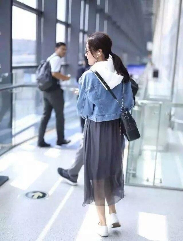 闫妮这次扛不住了!素颜现身老了不止十岁，网友:终于相信你47了