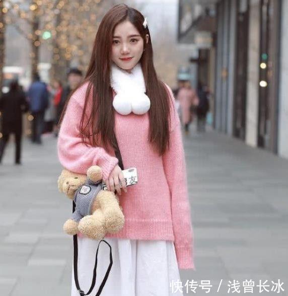  『迷人』柔情绰态的小姐姐，一件粉红色上衣配白裙子，太迷人了