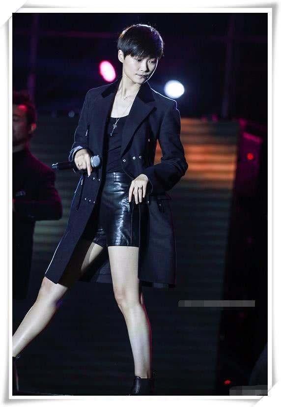 直到李宇春穿上T恤衫，才知道她深藏不露不仅仅是腿，网友：厉害