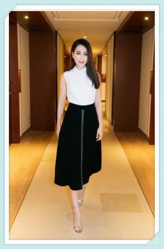 马苏不得了！一件雪纺裙嫩回18岁，旁边小鲜肉都笑得合不拢嘴了！