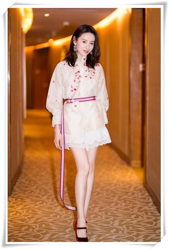 董洁不走寻常路！短裙下面也能穿破洞裤？网友：越奇葩越时尚？