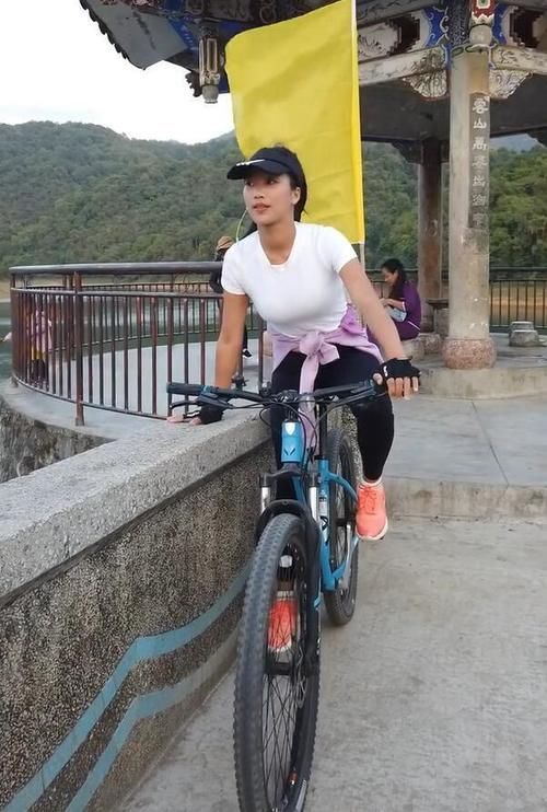 「 美女网红」穿上T恤 瑜伽裤,外表鲜明抢镜!,户外的运动系女神