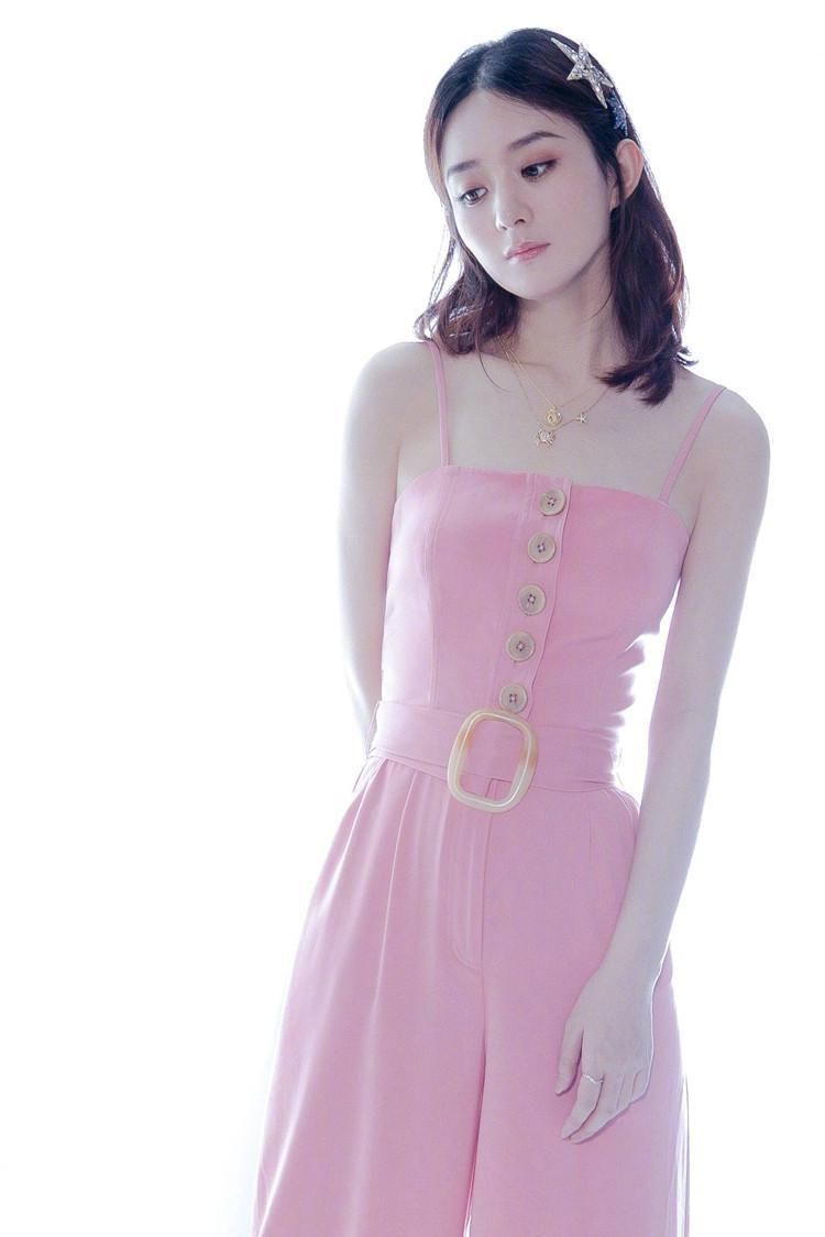 赵丽颖的腰太细，还好是吊带连体裤才不会往下掉，网友:更显腿长